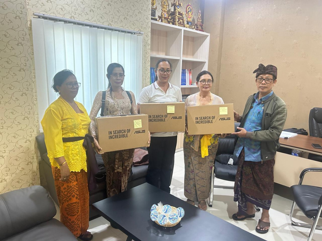 PENYERAHAN TERIMA LAPTOP KEPADA TK SETYA BUDI 1,3 DAN TK SETYA BUDI 4 DARI PEMERINTAHAN DESA MENGWITANI.